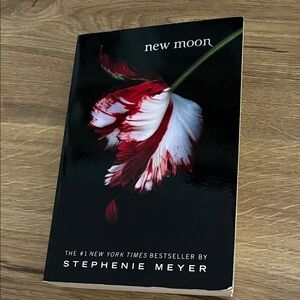 New Moon by Stephenie Meyer Paperback
